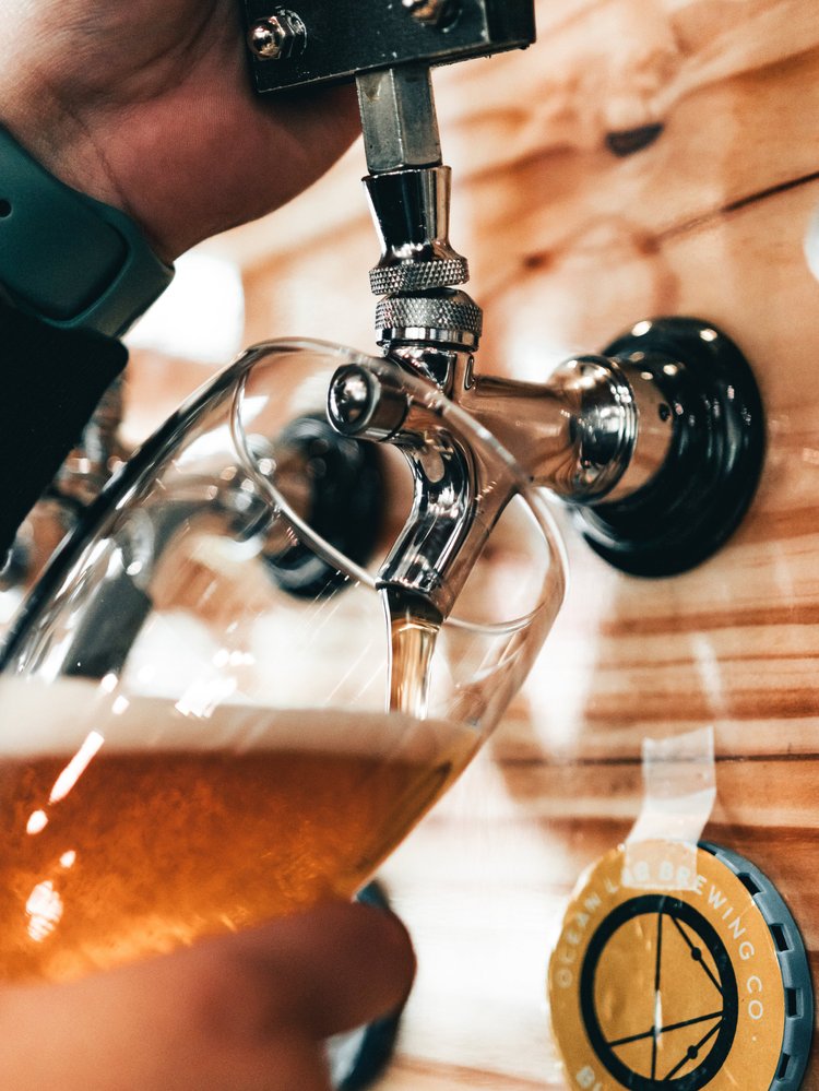 Cerveza artesanal servida desde un grifo en 404